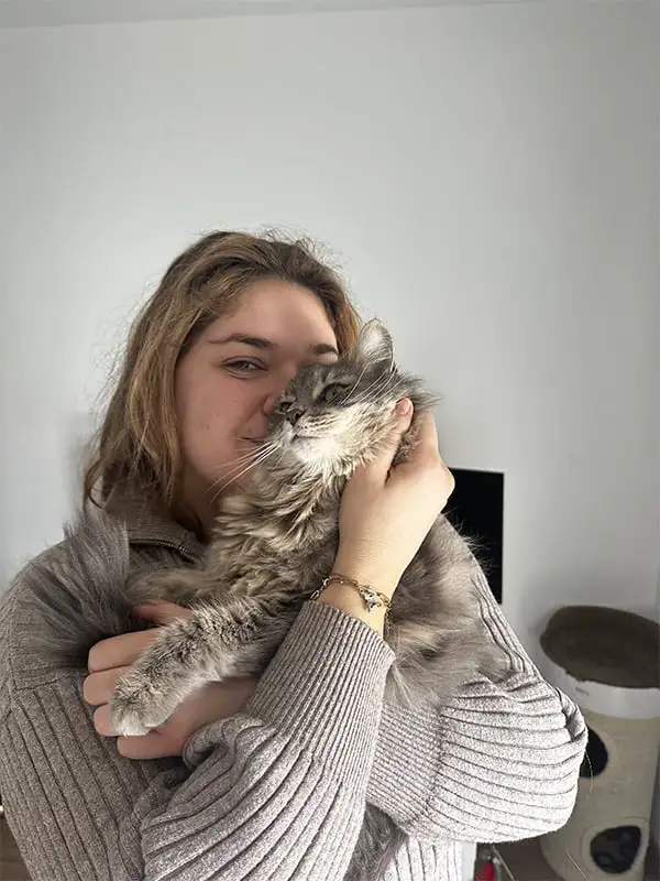 2073_600x800 Marianne comportementalisme portant un chat européen dans les bras